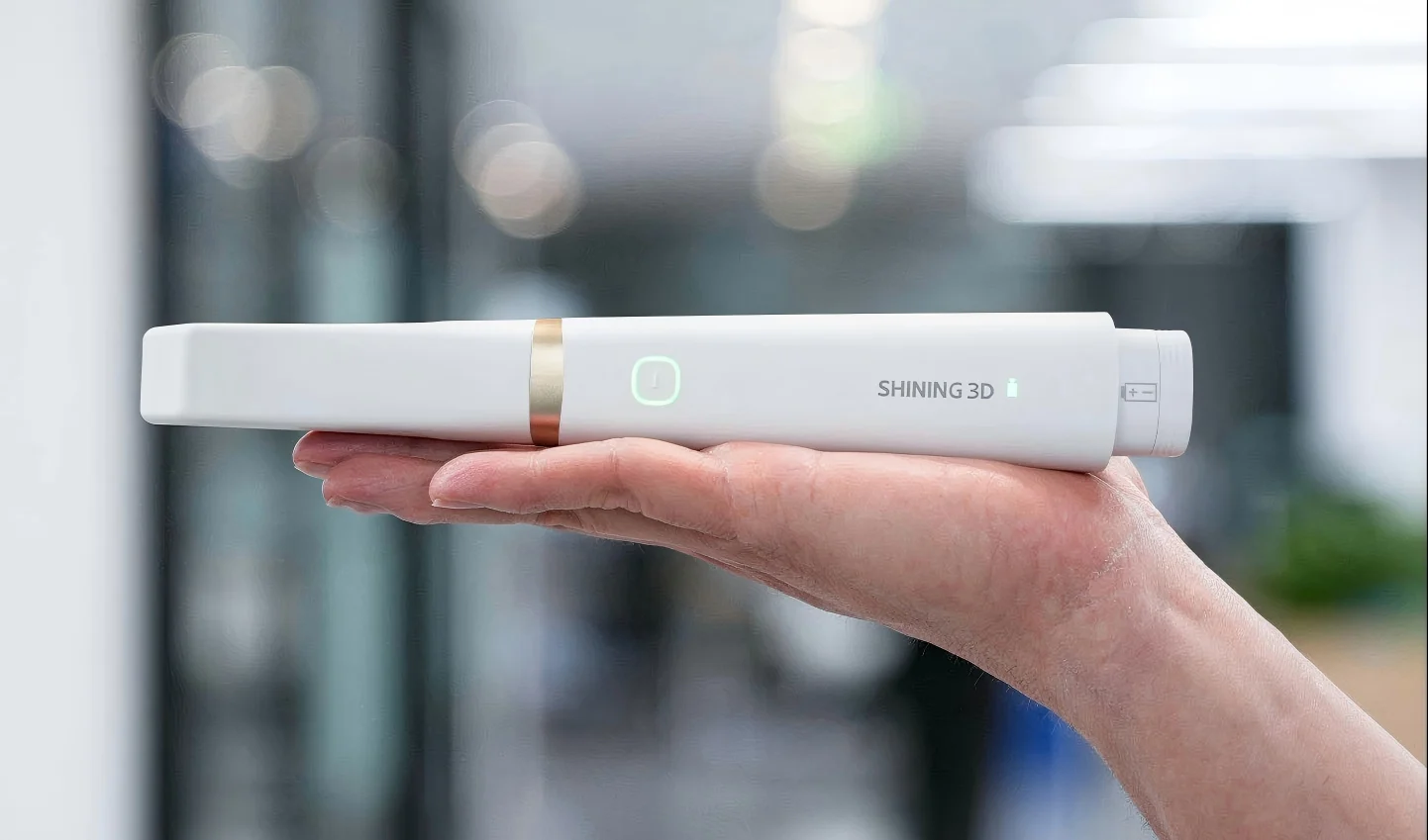 SHINING 3D wireless intraoral scanner held in one hand